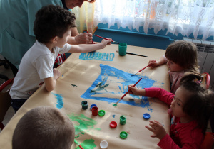 Malowanie farbami - przy stoliku Maja, Oliwia, Alanek, Jasiu i Fabianek